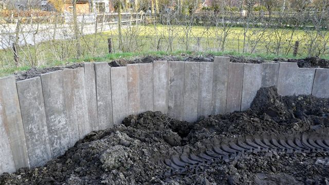 Damwand in de tuin van Pronk werken