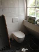 Toilet plaatsen op badkamer